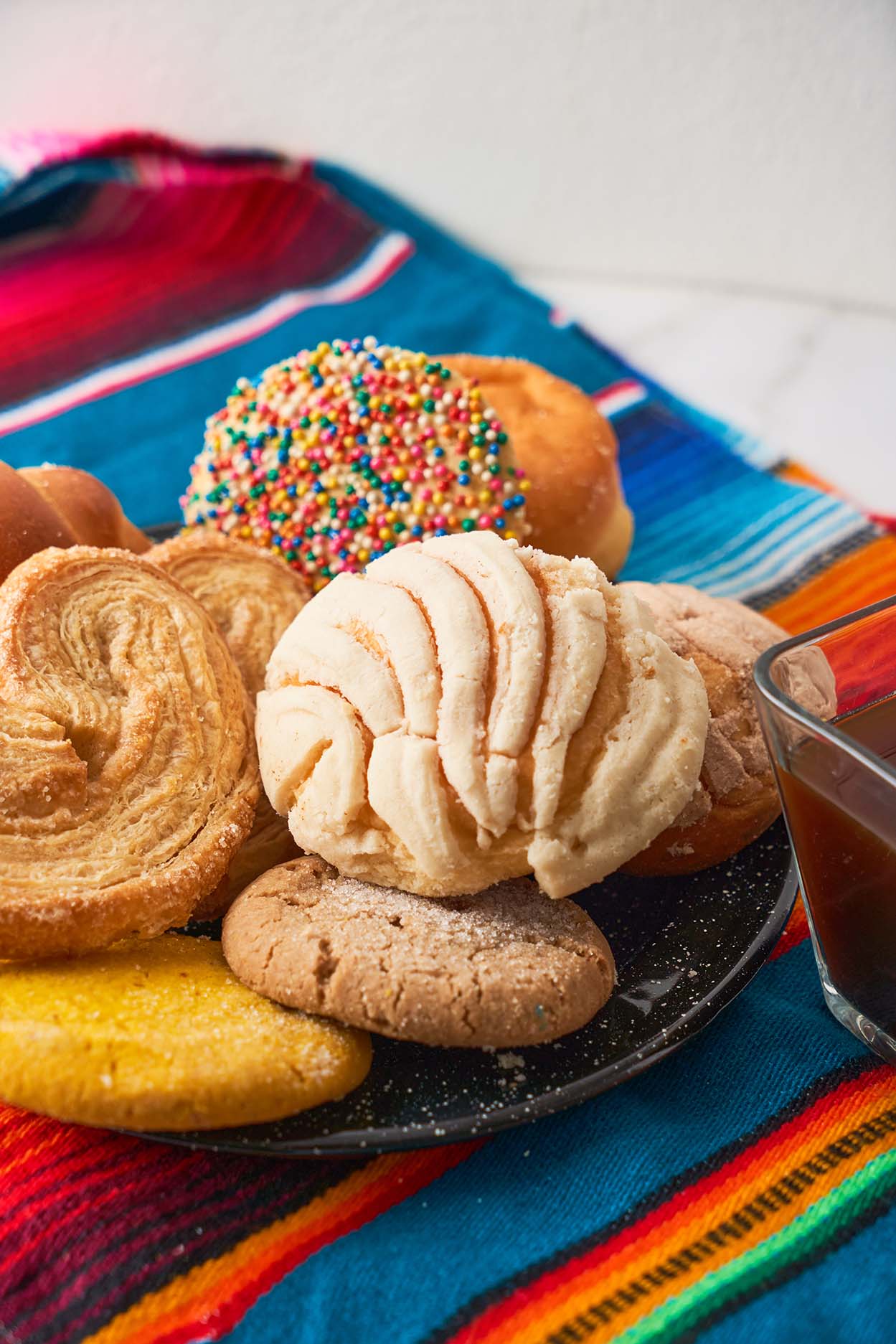 Conchas y pan dulce mexicano en un plato