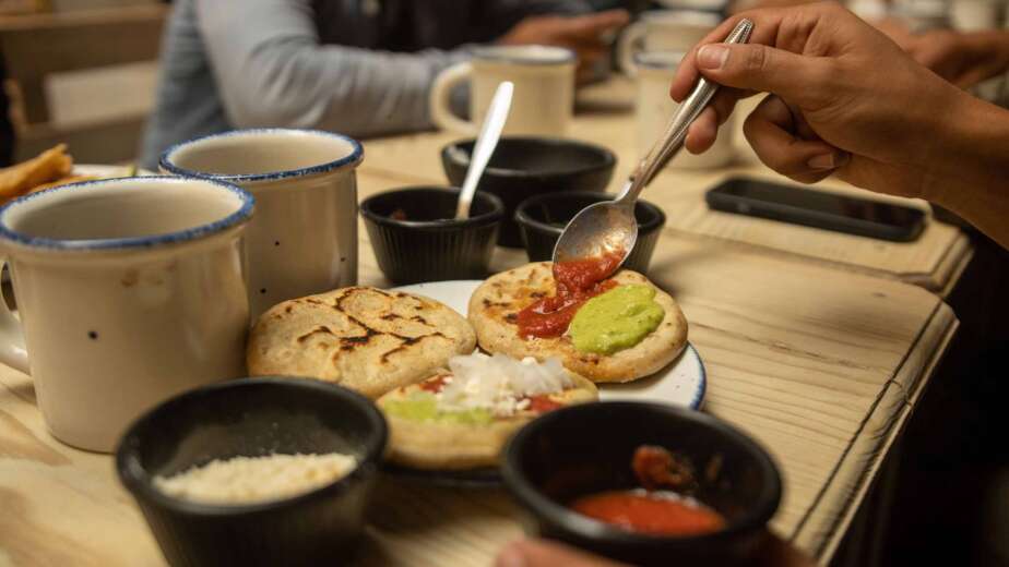 Arepas recién hechas con salsas y queso