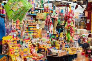 Puesto de mercado latino repleto de dulces y snacks