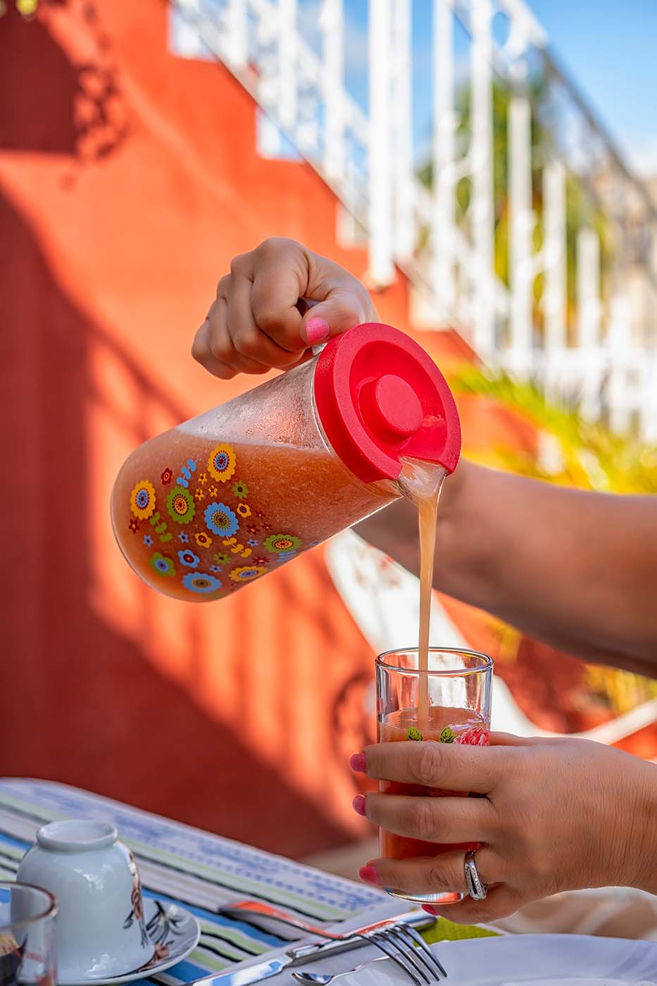 Bebida refrescante servida al aire libre